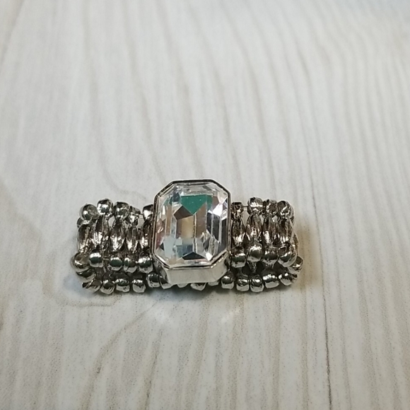 Cookie Lee silver stretch ring with large unique cut gem in the middle NWT - Picture 2 of 6